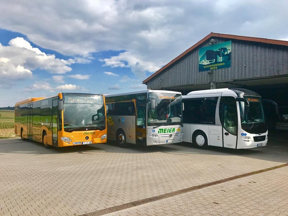 Mehrere Busse von Meier Reisen vor dem Betriebshof f\xc3\xbcr Vereins- und Gruppenfahrten