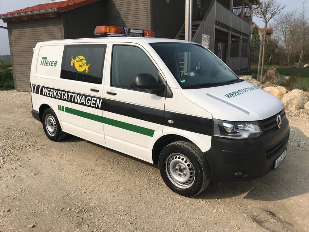 VW Werkstattwagen von Meier Reisen vor der eigenen Werkstatt in Aichkirchen