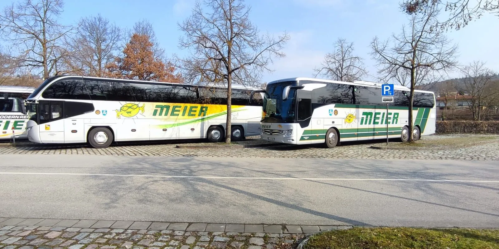 Panorama des Betriebshofs von Meier Reisen mit mehreren modernen Bussen verschiedener Größen