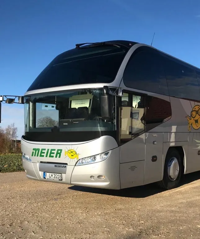 Moderner Reisebus von Meier Reisen in cinematic landscape