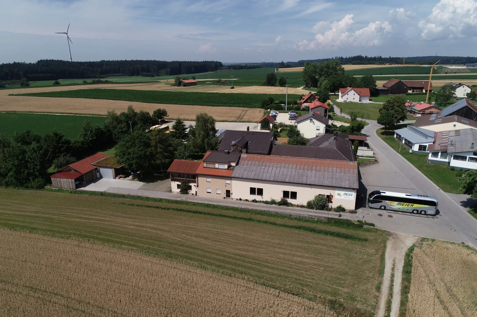 Die Geschäftsführer Tobias und Alexander Meier vor dem Firmengelände in Aichkirchen